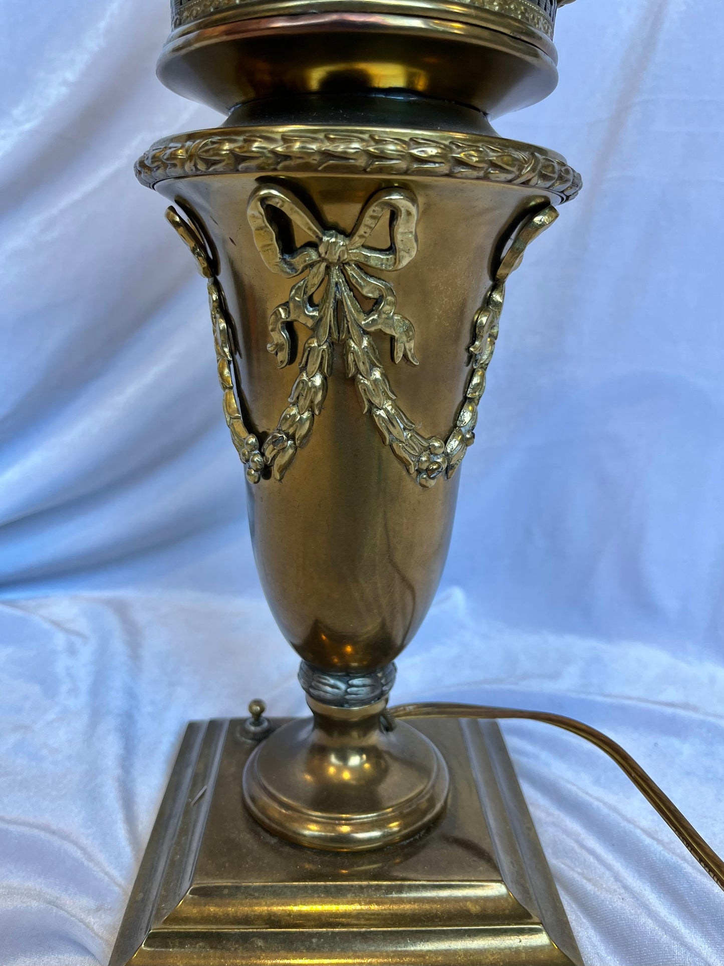 Slag Glass Brass Lamp with Fleur de Lis and Bows